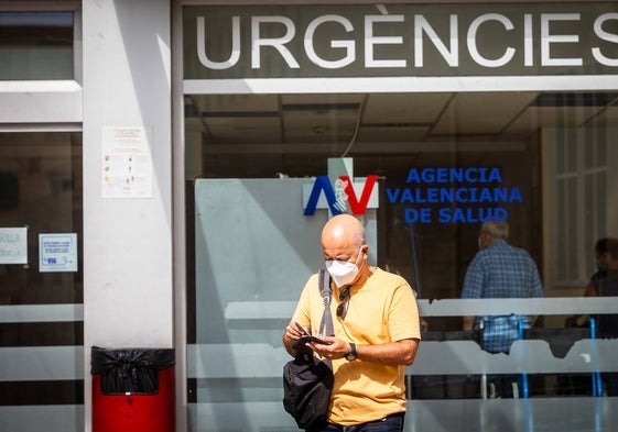 Un hombre sale de Urgencias del hospital.