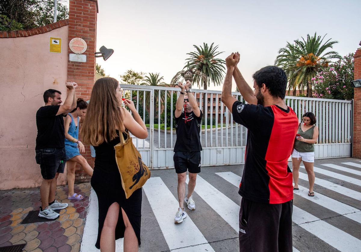 Docentes afectados en la entrada de la conselleria, el lunes por la tarde.