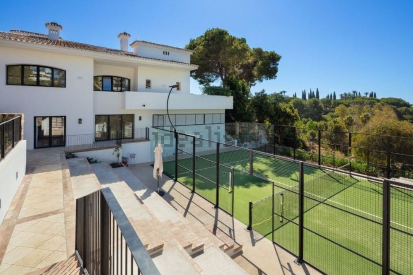 La vivienda a la venta más cara de España es una mansión de 16 habitaciones situada en un terreno de 8.800 m 2 . La vivienda tiene 2.000 m2 con vistas espejadas al Mediterráneo y a la Sierra Blanca, cuenta con una sala de juegos, piscina, bodega y su propia pista de tenis. Su precio en el mercado es de 35 millones de euros.