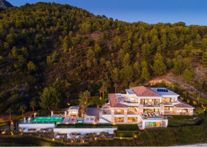 Una impresionante villa de 2.000 m 2 en una parcela de 4.700 m2 . Se encuentra en la codiciada zona de Cascada de Camojan y cuenta con 9 habitaciones, piscinas interior y exterior, gimnasio y una zona de juegos perfectamente integrada en el garaje. Un lujo solo al alcance de quien pueda desembolsar 29,5 millones de euros.