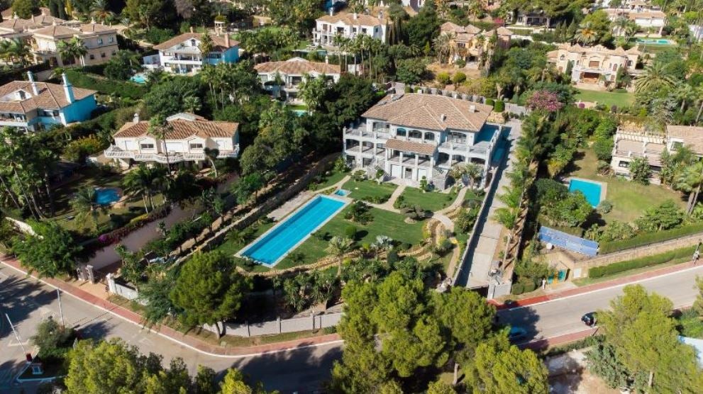 Se trata de una espectacular residencia situada en una de las zonas con más solera de la Costa del Sol. Sus 6 lujosos dormitorios garantizan el confort junto al hammam, gimnasio, bodega, sala de juegos y un largo etcétera de comodidades. ¿Su precio? 29 millones de euros.