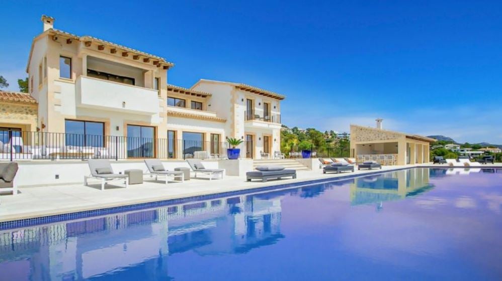 24.995.000 €. 2.059 m². 6 habitaciones. Esta excepcional villa se encuentra en un lugar privilegiado, con vistas directas al puerto de Port d'Andratx, al mar y a las montañas circundantes. La propiedad consta de más de 8 hectáreas de terreno, está situada en una colina y ofrece mucha privacidad. Un camino privado conduce a la propiedad de lujo de aprox. 2.059 m². Consta de una casa principal y dos casas de invitados. Esta propiedad realmente no deja nada que desear y ofrece varias zonas de estar o salón, que están inundadas de luz y amuebladas en un estilo minimalista. En total, la villa cuenta con seis dormitorios y cinco cuartos de baño, además de un aseo de invitados. Además, ofrece piscina cubierta y zona de spa, así como sala de fitness. La amplia zona exterior con varias terrazas cubiertas y descubiertas, la zona de barbacoa y la generosa piscina infinita de agua salada ofrecen con diferencia las vistas más hermosas que pueda imaginar. Actualmente se está tramitando la licencia para la construcción de un helipuerto. Tiene un garaje subterráneo para al menos cinco vehículos, así como varias plazas de aparcamiento gratuitas.