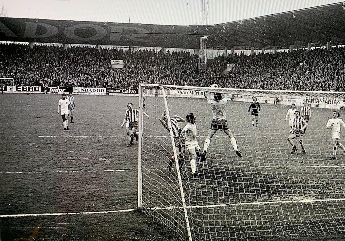 Basauri, de espaldas, en El Molinón en un 1-1 de la temporada 75-76, junto a Barrachina, Tirapu, Cerveró y Jesús Martínez.