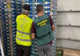 Agentes de la Guardia Civil examinan las cajas.