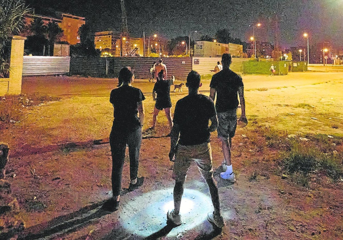 Un grupo de vecinos expulsan a una pareja de personas drogodependientes del barrio.