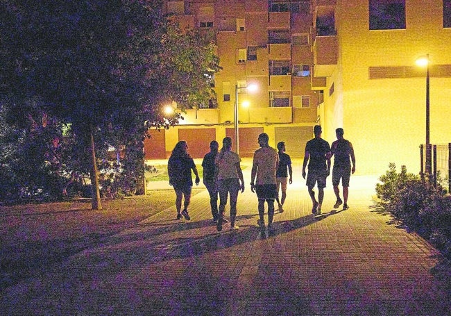 Un grupo de 'patrulleros' recorre la plaza Músico Moreno Gans.