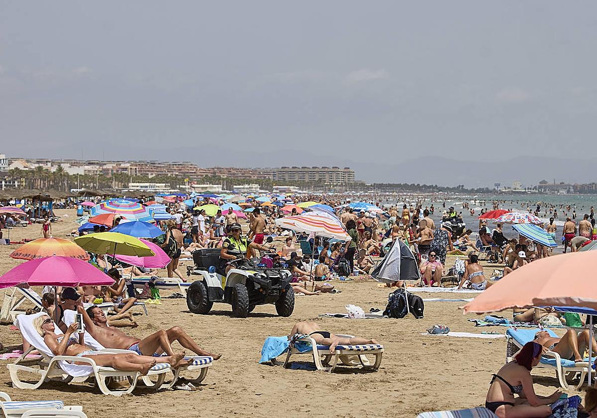 Gente en la playa de la malvarrosa