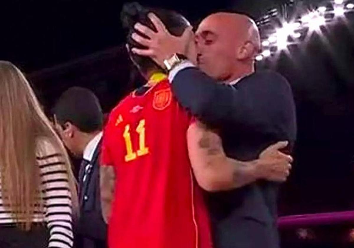 Beso de Rubiales a Hermoso.