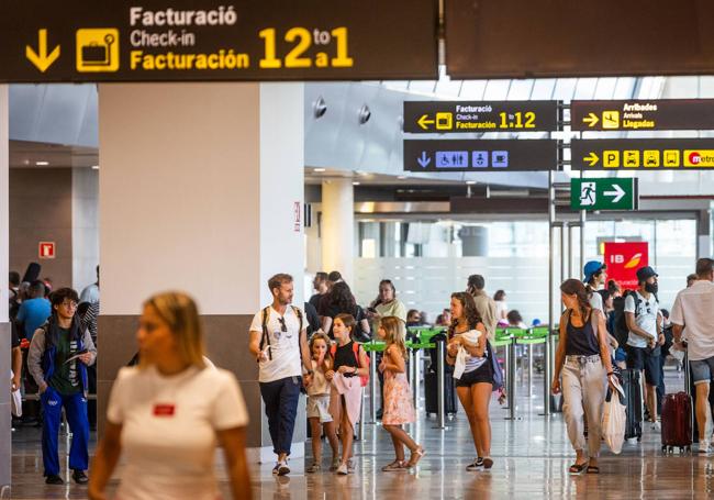 Un grupo de turistas llega a Manises el pasado jueves.