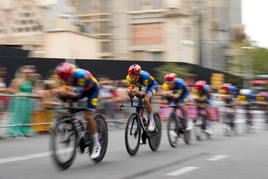 Varios ciclistas durante los entrenamientos previos a la primera etapa de la Vuela Ciclista