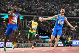 Noah Lyles y Filippo Tortu en la prueba de relevos del 4x100m