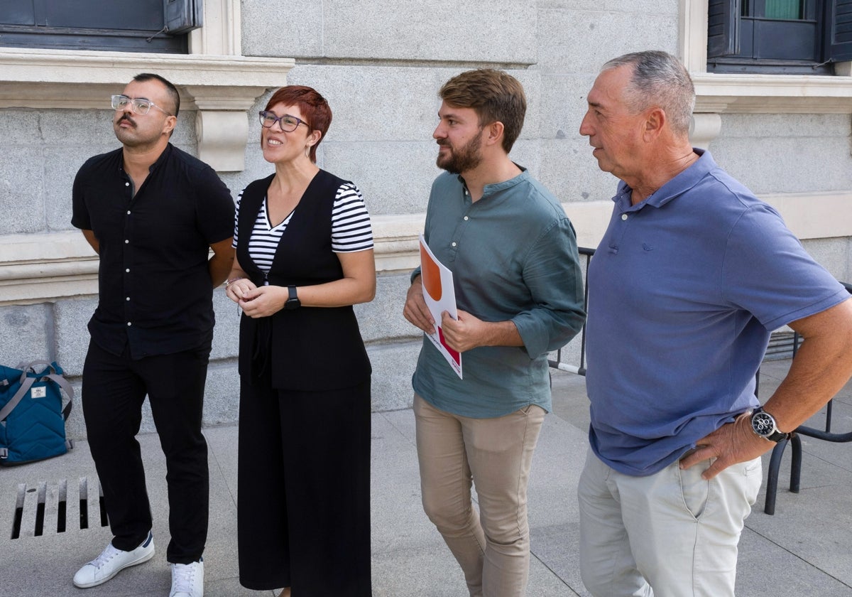 Nahuel González, Àgueda Micó y Alberto Ibáñez recogen el acta de diputados en el Congreso.