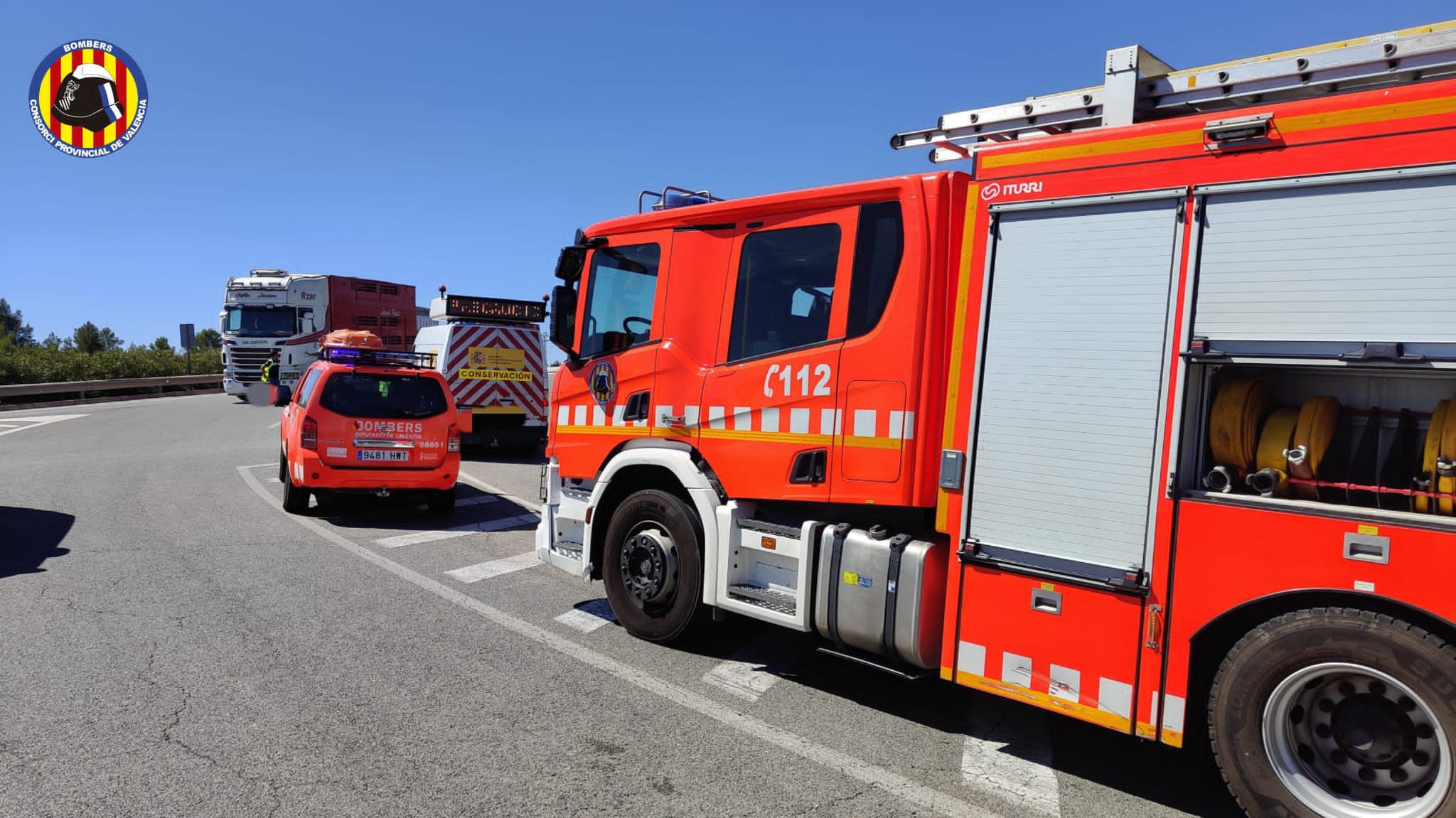 Un camión con toros vuelca en la A-3 hacia Valencia