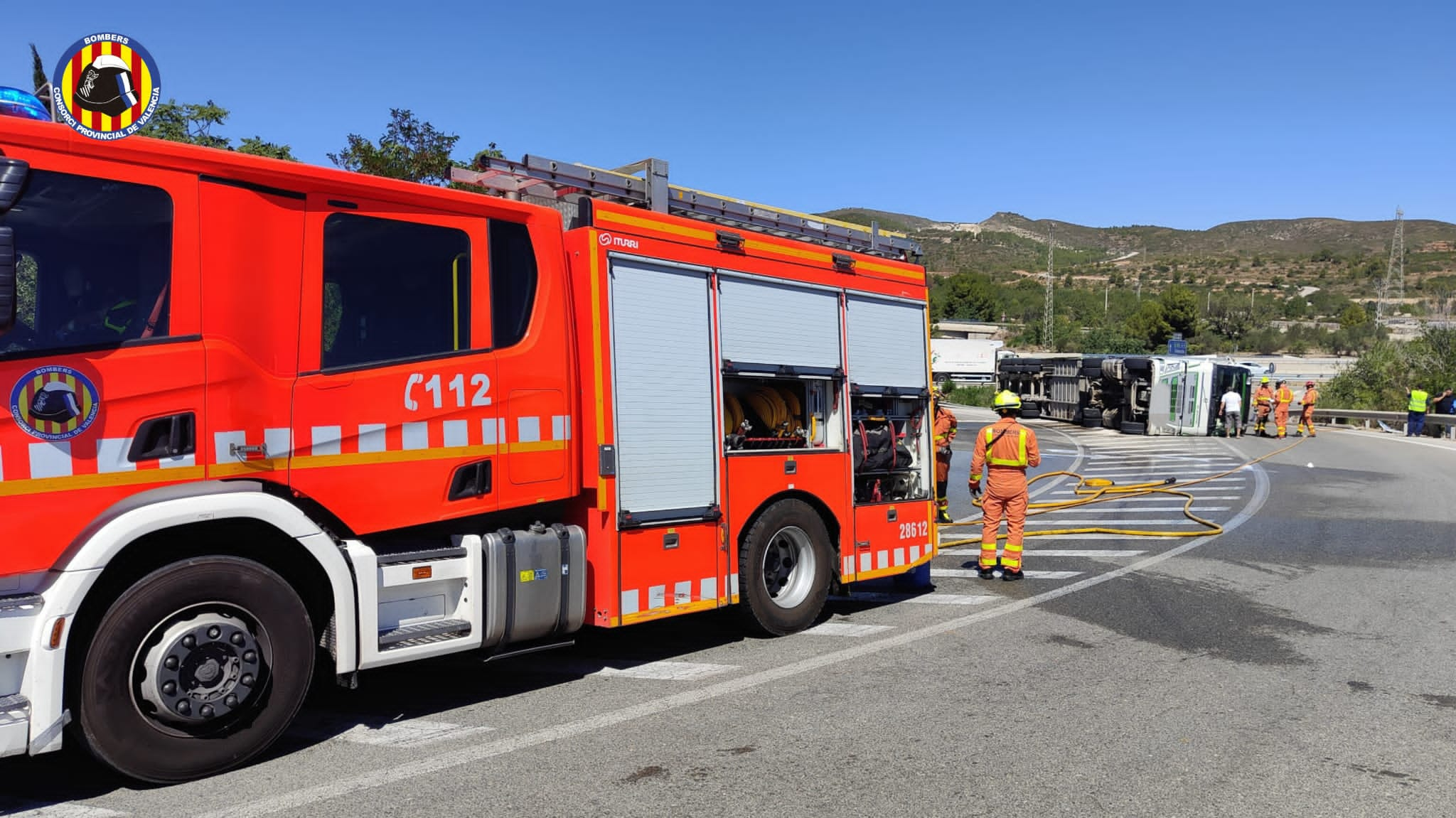 Un camión con toros vuelca en la A-3 hacia Valencia