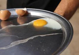 Huevo roto en una bandeja