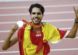 El atleta español Mohamed Katir celebra la medalla de plata en los 5.000 metros