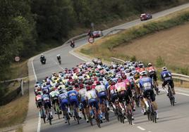 El pelotón durante la tercera etapa de La Vuelta disputada entre Suria y Arinsal (Andorra), de 158,5 km de recorrido.