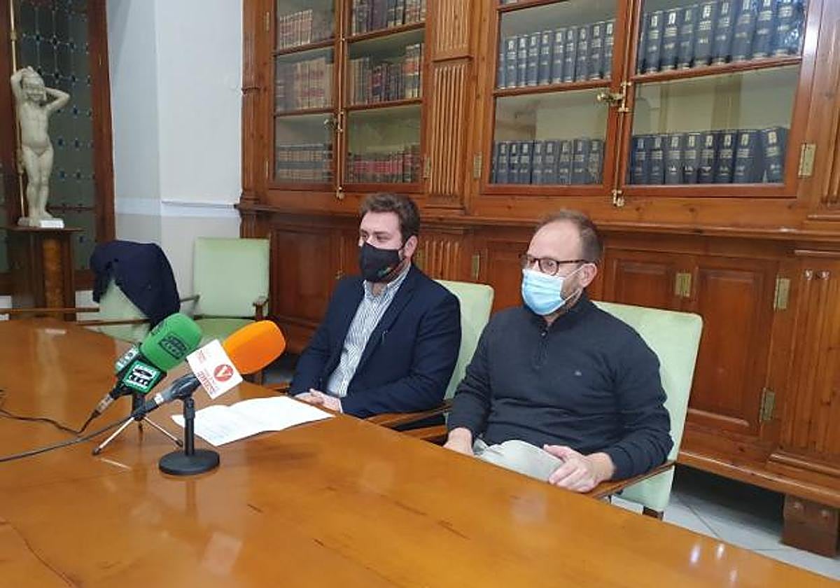 Ortells junto al concejal de Cultura en la presentación de la programación del Espai.