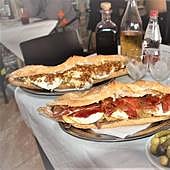 Almuerzo en un bar de Valencia en una imagen de archivo.