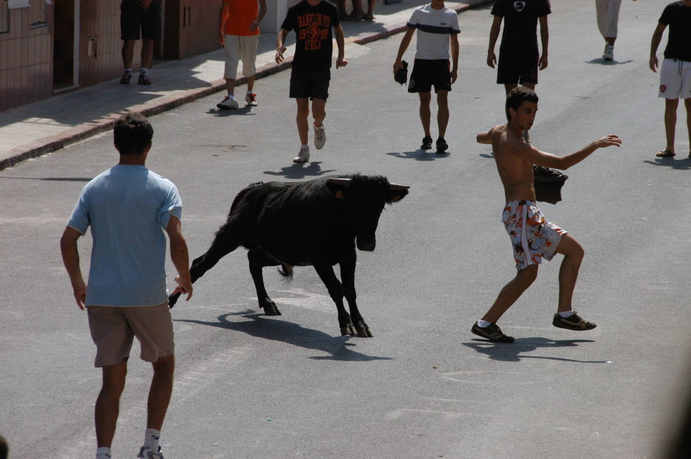 Una vaquilla por la calle en una imagen de archivo.