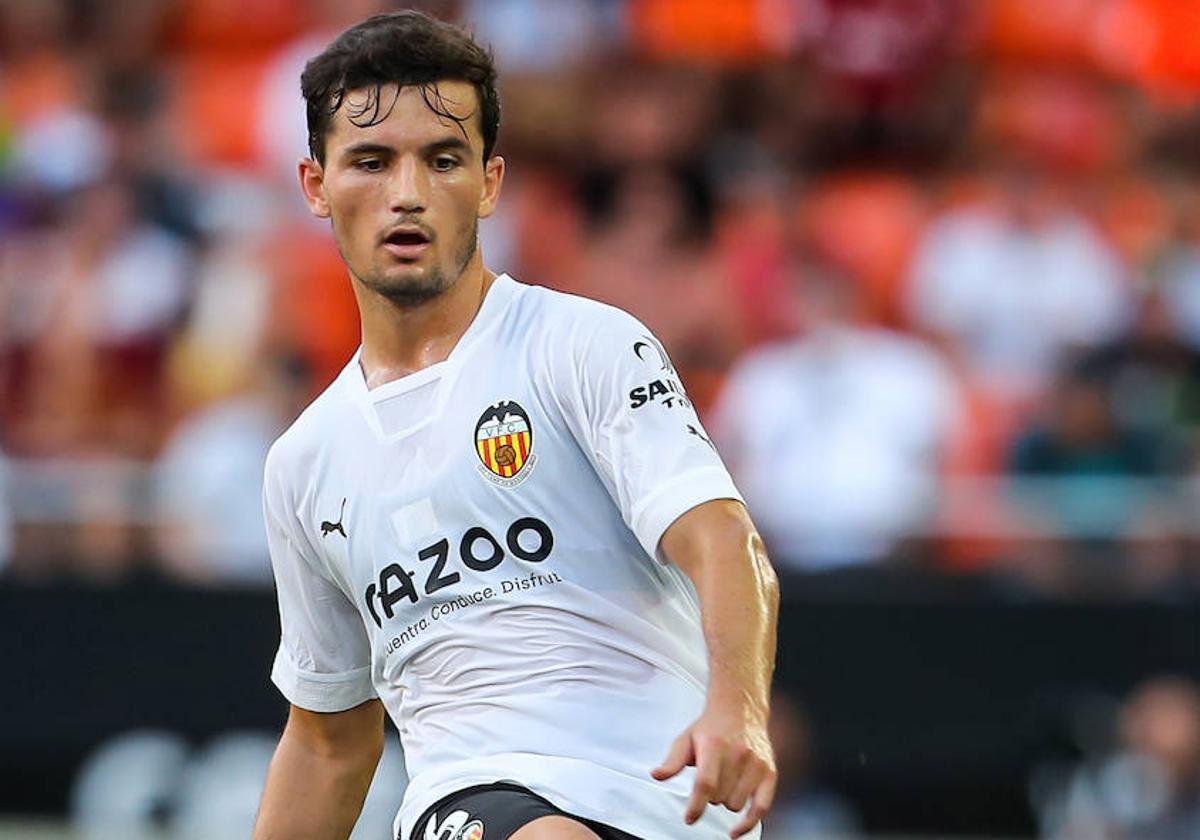 Hugo Guillamón, en un partido con el Valencia.