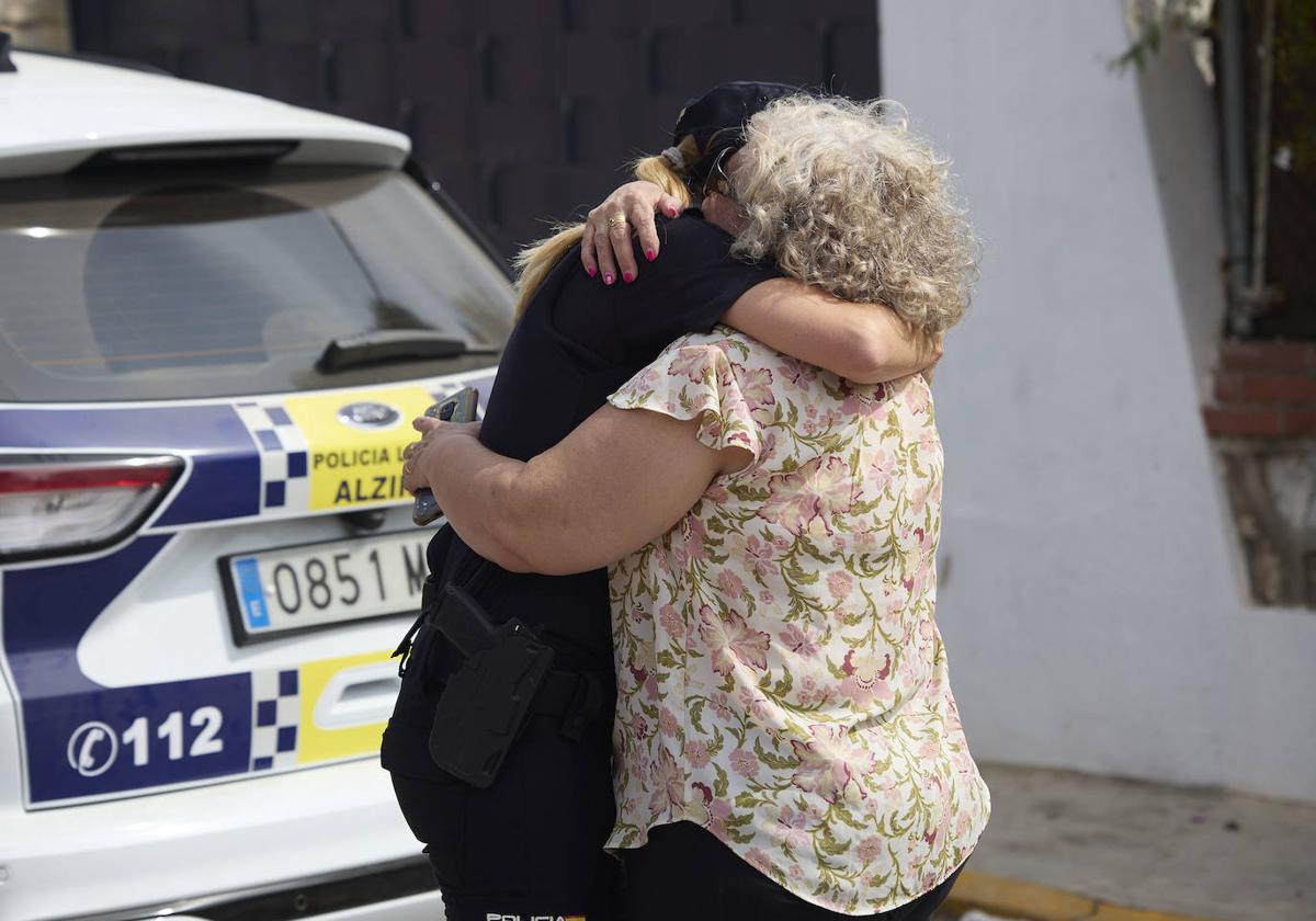 Un policía jubilado se atrinchera en una casa en Alzira y mata a su mujer