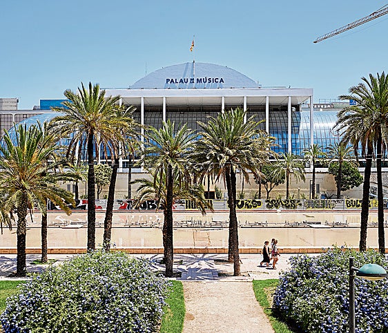Vista del Palau de la Música desde los jardines del viejo cauce del Turia.