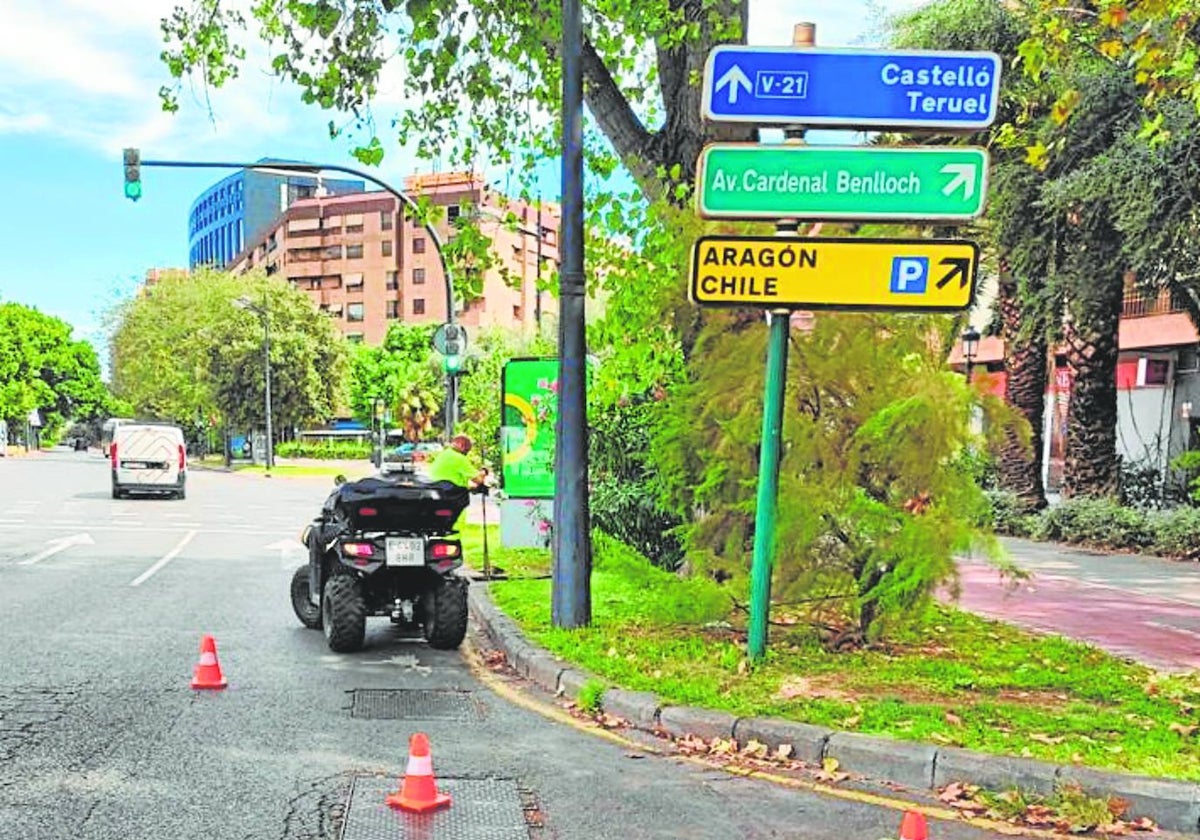 Un operario municipal limpia un imbornal en la avenida de Aragón.