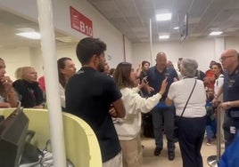 Pasajeros del vuelo de Ryanair protestan en el aeropuerto de Palermo.