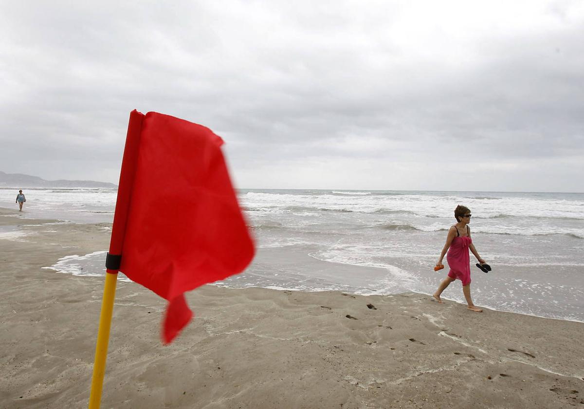 Una playa de Castellón cuelga la bandera roja en una imagen de archivo.