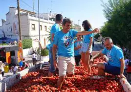 Carlos Mazón se preparar para lanzar tomate.