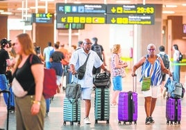 Turistas que van y vienen a través del aeropuerto de Manises.