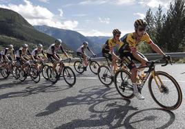 Varios ciclistas durante una etapa de la Vuelta.