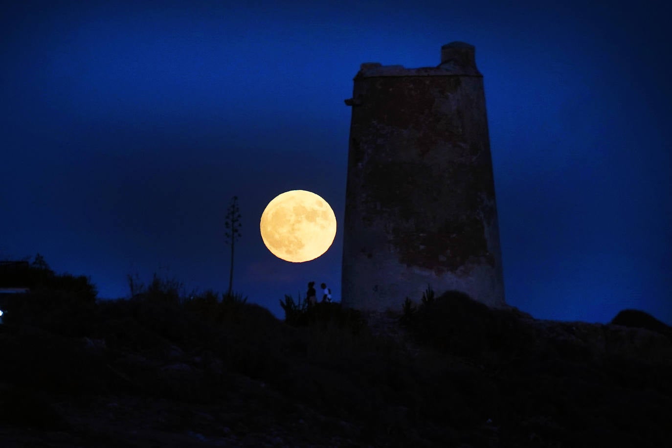 Así se vio la superluna azul de agosto por todo el mundo
