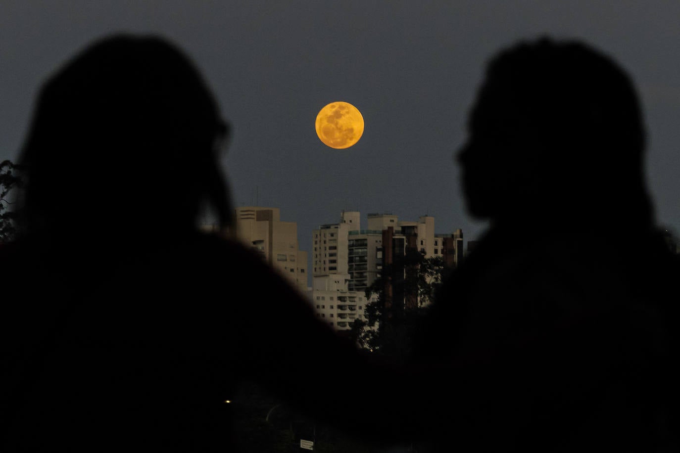 Así se vio la superluna azul de agosto por todo el mundo