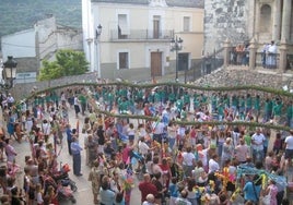 La serpiente gigante que suelen realizar los juniors en San Gil.