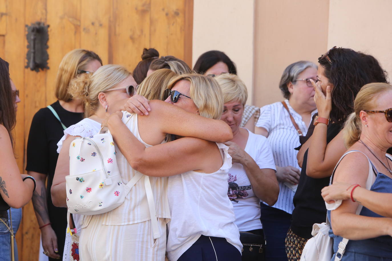 Minuto de silencio por Raquel Lorente, la mujer asesinada a tiros por expareja en Alzira