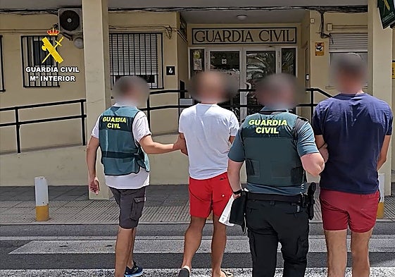 Los dos detenidos como autores de los robos, a su entrada en el cuartel.