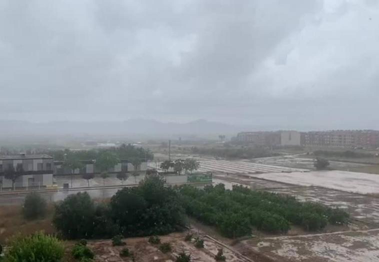 Una intensa lluvia descarga sobre La Pobla de Vallbona