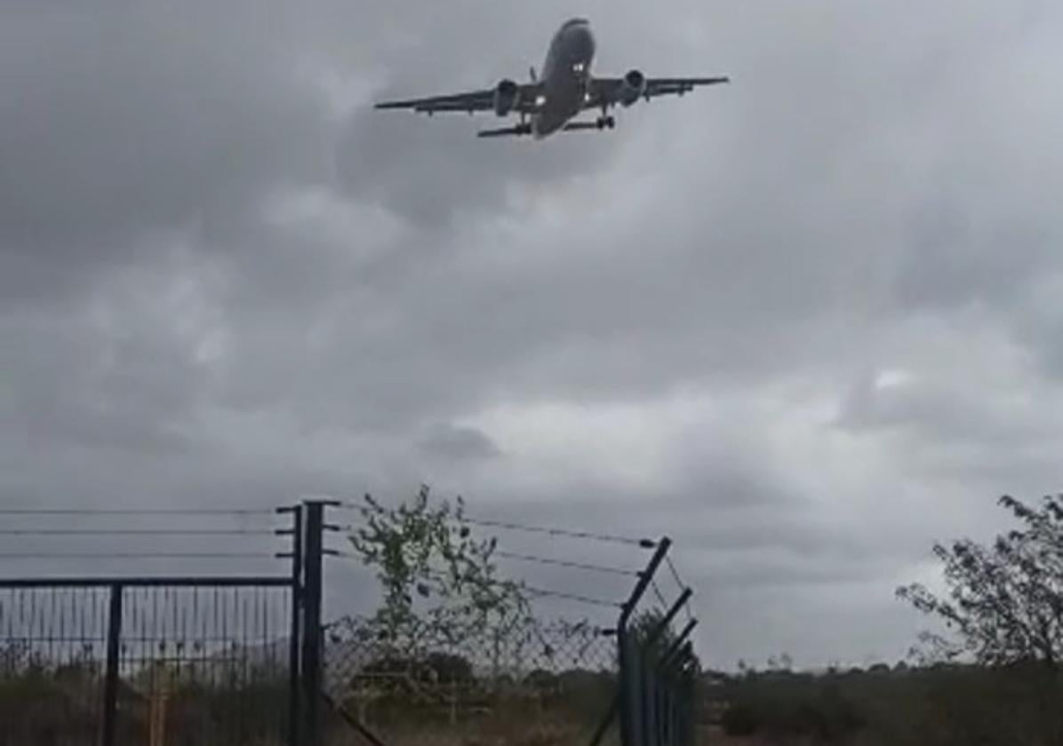 El angustioso aterrizaje de un avión en el aeropuerto de Valencia en plena DANA