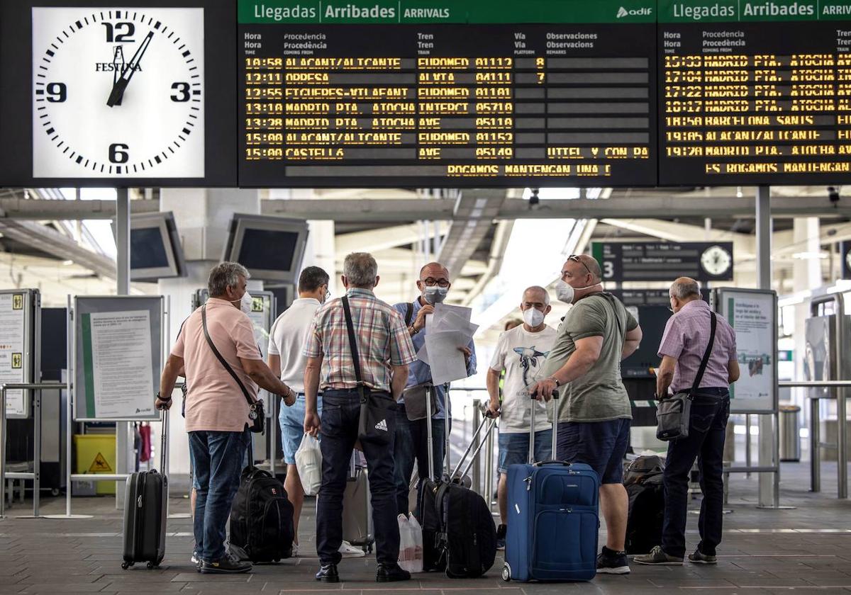 Pasajeros en la Estación Joaquín Sorolla de Valencia.