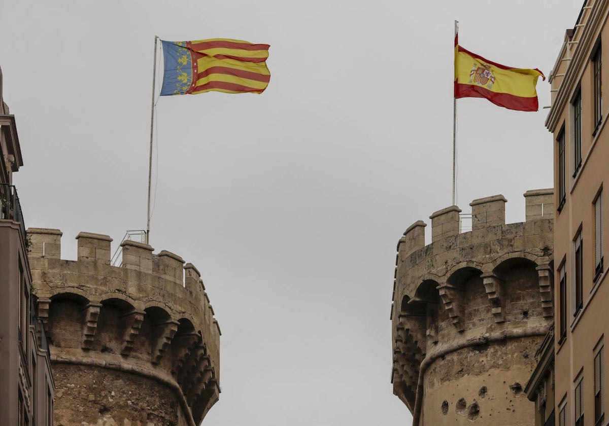 La Senyera con más amarillo de la cuenta. Se puede apreciar la costura.