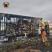 Un equipo de bomberos termina de sofocar el incendio del camión.