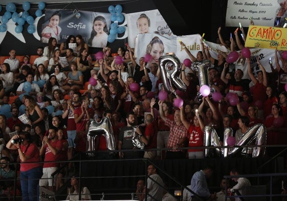 Falleros asistentes al acto de elección de las candidatas a falleras mayores de Valencia celebrado en la Fonteta, en una pasada edición.