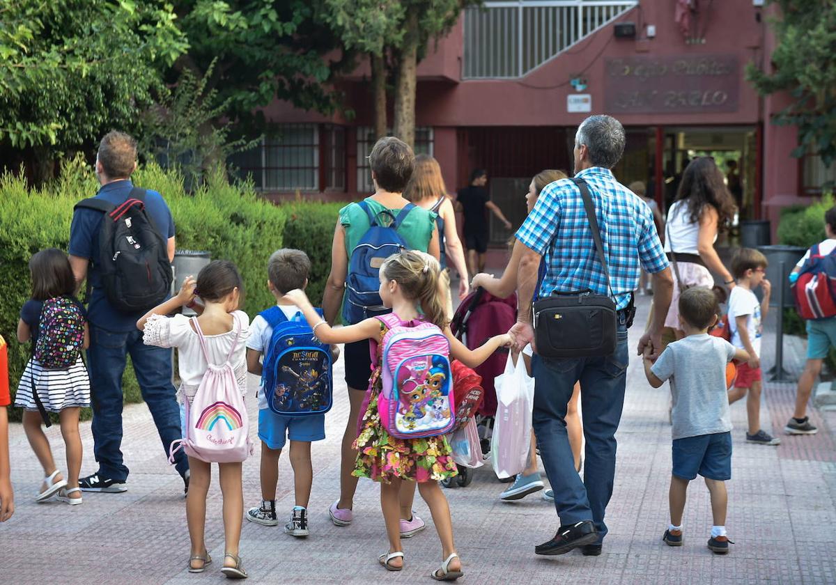 Vuelta al cole. Alumnos inician sus clases en el colegio