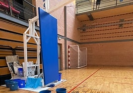 El parqué del polideportivo, lleno de humedades, esta semana.