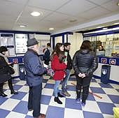 Varias personas hacen cola en una administración de Loterías y Apuestas del Estado
