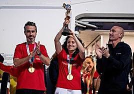 Ivana Andrés, a su llegada a Madrid tras ganar el Mundial, junto al exseleccionador Jorge Vilda y Luis Rubiales.