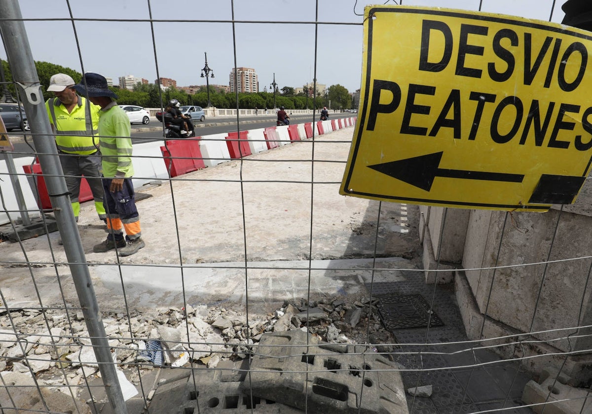 Obras de renovación de aceras en el puente de Aragón de Valencia.