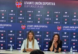 La consejera y portavoz Maribel Vilaplana (izquierda), junto a la nueva directora de comunicación Puri Naya (derecha), en sala de prensa.